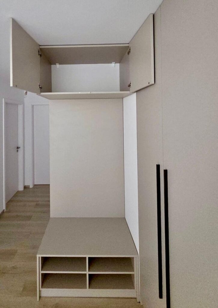 Horné úložné skrinky do vstupnej chodby na mieru v kašmírovom dekore